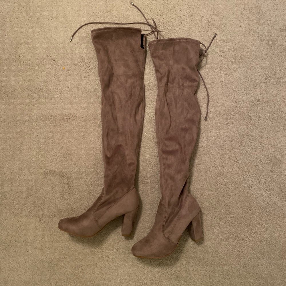 Chinese laundry knee high boots. NEVER WORN!